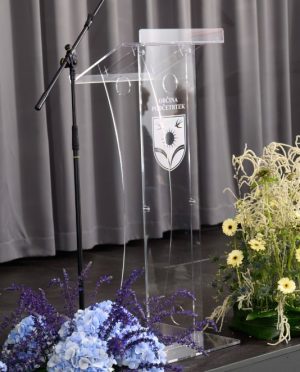 Pleksi govorniški pult